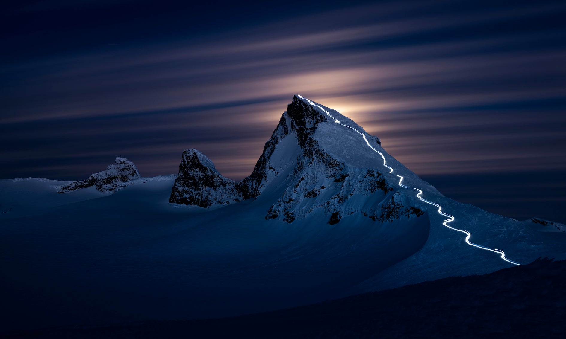Light Lines – Moonlight Norway